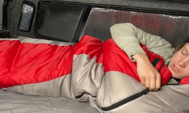 Mann schläft im Auto. Quelle: Youtube Screenshot