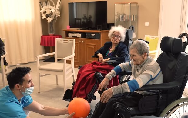 Deutsche lehnen die Pflege daheim mehrheitlich ab. Quelle: Youtube Screenshot