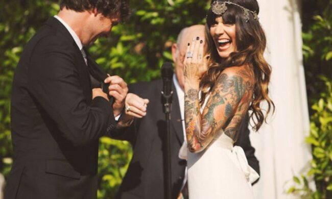 Wie tätowierte Bräute am glücklichsten Tag ihres Lebens aussehen