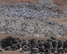 Müllhalde für Kleidung. Quelle: YouTube Screenshot