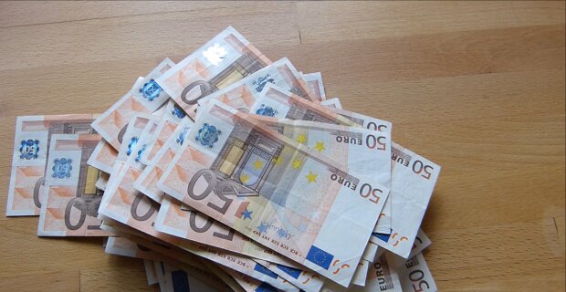 300 Euro im Monat. Quelle: Youtube Screenshot