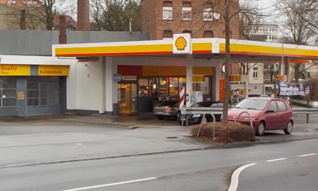 Benzinexplosion macht das Büro überflüssig. Quelle: Youtube Screenshot