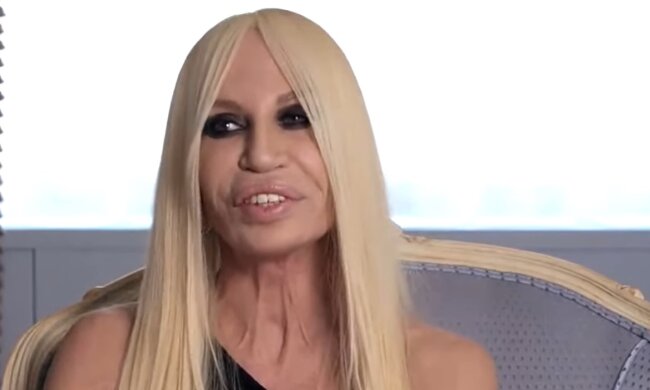 Donatella Versace. Quelle: Youtube Screenshot
