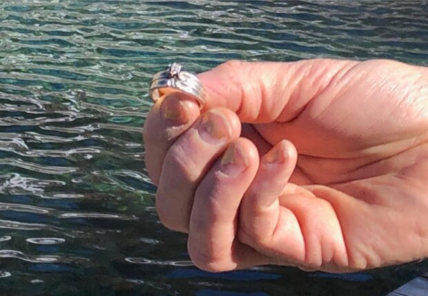 Ein Junge fand einen vor 40 Jahren verlorenen Ring in einem Teich: Seine Besitzerin ist noch am Leben und bereit, ihn zurückzunehmen
