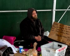 Eine Frau gab einem Obdachlosen Essen und fand einen Tag später heraus, dass ein berühmter Schauspieler sich als Obdachloser verkleidet hatte