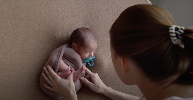 Frau und Kind. Quelle: Screenshot YouTube