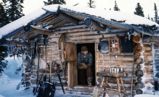 Wie ein Mann seinen Job kündigte, in die wilden Wälder Alaskas ging, ein Haus baute und 30 Jahre lang in völliger Isolation lebte