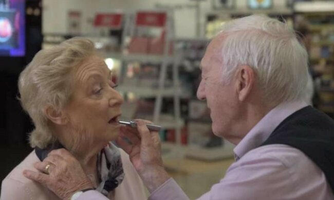 In Krankheit und Gesundheit: die Frau des 84-jährigen Mannes begann, die Sehkraft zu verlieren, und er lernte ihr Make-up zu machen