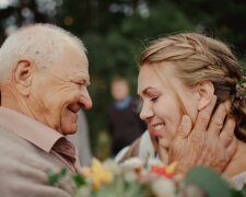 Der Großvater hat seiner Enkelin Geld für das Hochzeitskleid gegeben, doch sie glaubt, dass er nicht genug großzügig ist