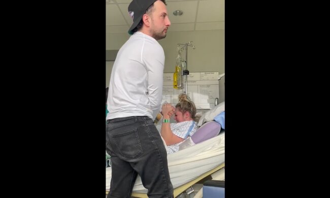 Der ungebetene Gast im Kreißsaal. Quelle: Youtube Screenshot