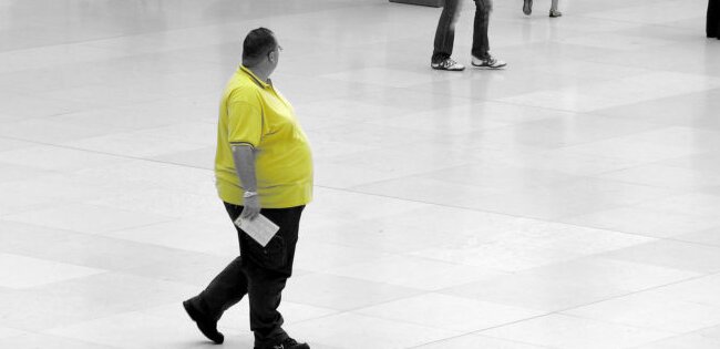 Ein Mann wog 191 Kilo und brach im Urlaub drei Sonnenliegen: Dann begann seine Oma zu handeln