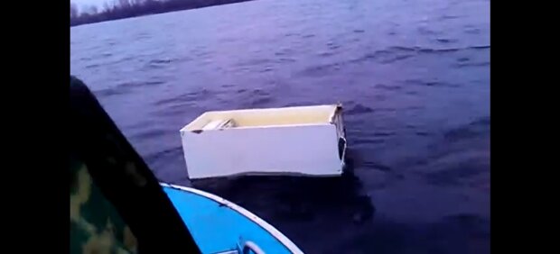 Kühlschrank auf dem See. Quelle: Youtube Screenshot
