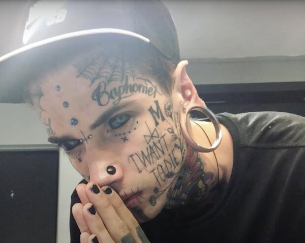 Mann mit Tattoo. Quelle: Screenshot YouTube