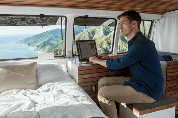 Der Regisseur hat einen rostigen Van in ein mobiles Studio verwandelt und arbeitet jetzt, wo immer er will