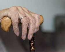 Die Hand einer alten Frau. Quelle: argumenti.com