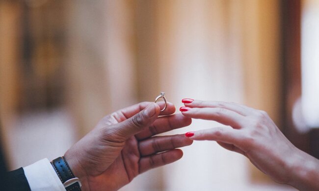 Im letzten Moment: Ein Mann macht seiner Geliebten einen Heiratsantrag zu einem ungewöhnlichen Zeitpunkt