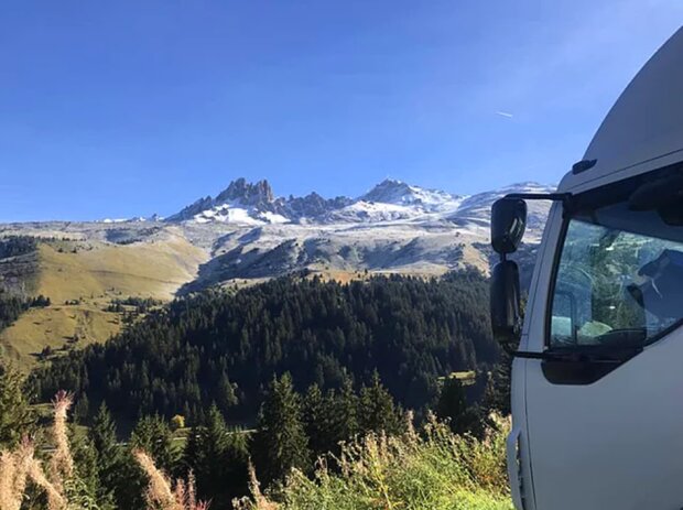 Das Ehepaar gab etwa 25.000 Euro aus, um einen LKW in ein gemütliches Wohnmobil umzubauen