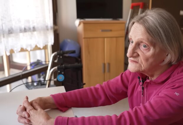 Brigitte lebt im Altersheim. Quelle: Youtube Screenshot