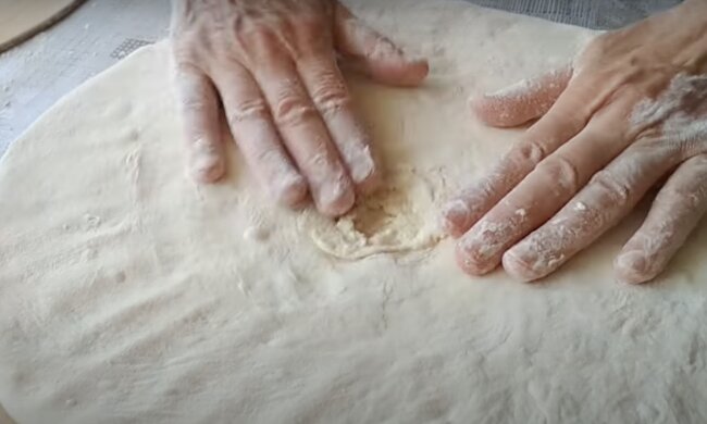 Kuchenzubereitung. Quelle: Screenshot YouTube