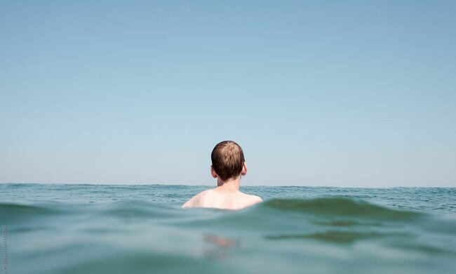 Mann verbrachte 28 Stunden im Ozean, nachdem er von einem Boot gefallen war: Er berichtet, was er durchgemacht hat