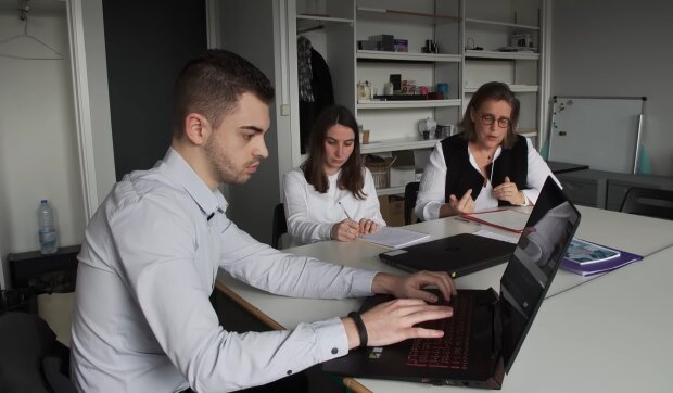 „Die moderne Jobsuche frisst junge Talente auf. Quelle: Youtube Screenshot