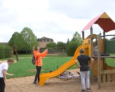 „Nur mein Sohn darf spielen“: eine Mutter, die ihre eigene Kindergartenspielplatzregel aufstellt
