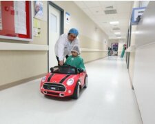 Warum peruanische Krankenhäuser Spielzeugautos benutzen, um Kinder zur Operation zu bringen