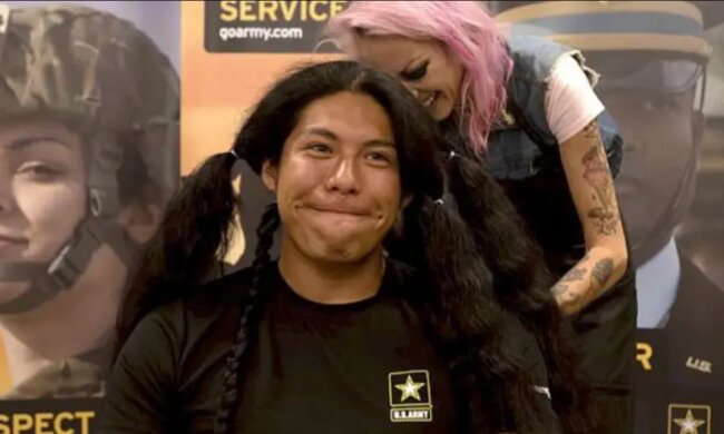 Ein Mann ließ sich zum ersten Mal seit 15 Jahren die Haare schneiden und spendete sie für Kinder