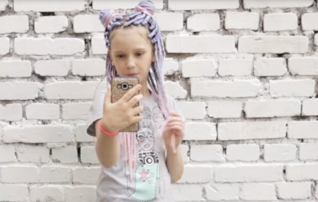 Zöpfe für das Mädchen. Quelle: Screenshot YouTube