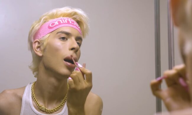 Der Mann, der Tausende für vollere Lippen ausgibt. Quelle: Youtube Screenshot