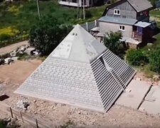 Erbe des alten Ägypten in den Vorstadtgebieten: Eine Familie baute eine Kopie der Pyramide in der Nähe des Hauses