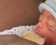 Das Neugeborene wog nur 450 Gramm.  Quelle: Youtube Screenshot