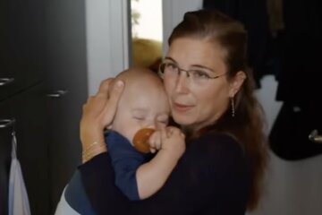 Kind und Mutter. Quelle: Screenshot YouTube