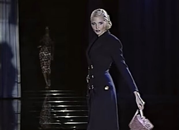 Versace-Archiv aus den 90ern: beliebte Supermodels in kühnen, bunten Looks