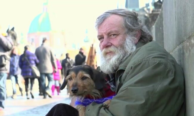 Ein mutiger Obdachloser brachte 16 Tiere aus dem Feuer: Feuerwehrleute hatten Angst, sich ihnen zu nähern