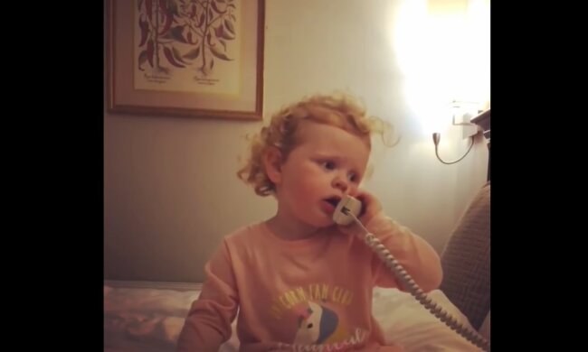 Baby mit dem Handy. Quelle: Youtube Screenshot