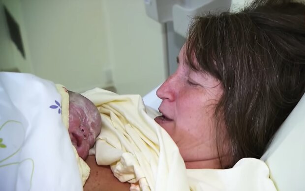 49-jährige Deutsche bringt achtes Kind zur Welt. Quelle: Youtube Screenshot
