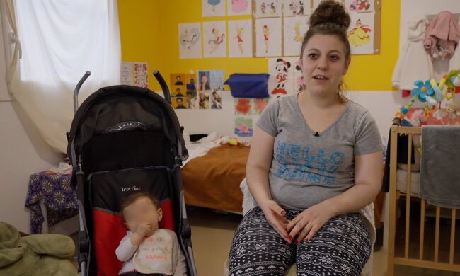 Alleinerziehende gerät durch hohe Lebenshaltungskosten in Bedrängnis. Quelle: Youtube Screenshot