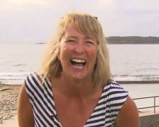 Die furchtlose australische Frau fing einen Hai mit bloßen Händen und warf ihn aus dem Meeresbecken