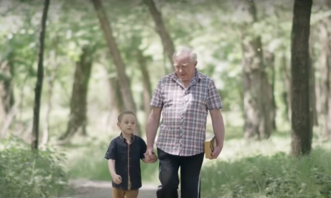 Opa und Enkel. Quelle: Screenshot Youtube