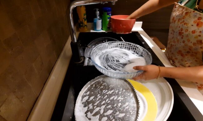 Verschwendung von Geschirrspülmittel. Quelle: Youtube Screenshot