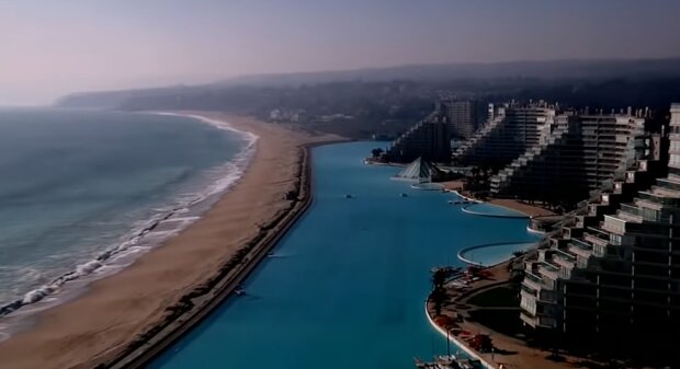 Das größte Schwimmbad. Quelle: YouTube Screenshot