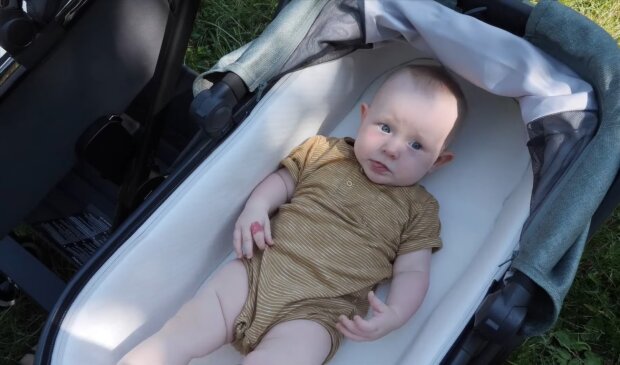 Baby im Kinderwagen. Quelle: Youtube Screenshot