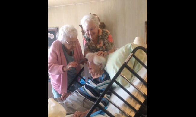 90-jährige Omas helfen ihrer 97-jährigen Schwester. Quelle: Screenshot Youtube