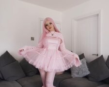 Die Frau, die wie eine lebendige Barbie aussieht. Quelle: Youtube Screenshot