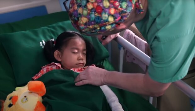 Ärzte retten eine 10-jährige Patientin in Shanghai, China. Quelle: Screenshot YouTube