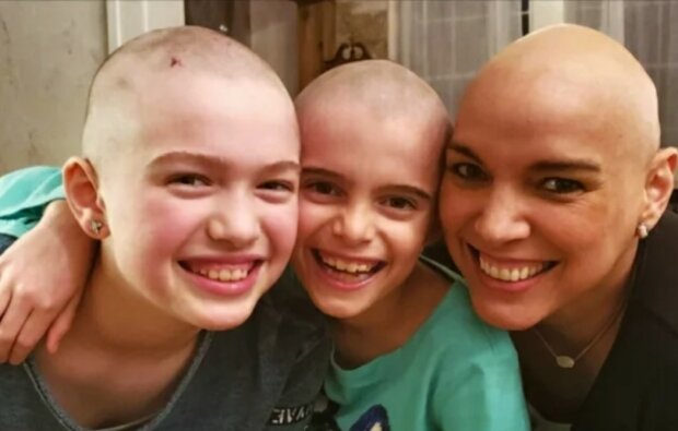 Mutige Mädchen rasierten sich den Kopf, um ihre Mutter zu unterstützen
