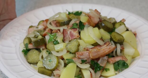 Deutscher Kartoffelsalat mit Bacon: schnelles und einfaches Rezept
