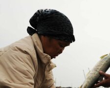 Eine Frau kochte Fisch und fand darin einen interessanten und wertvollen Fund