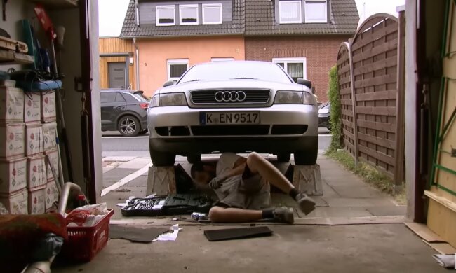 Der Kampf eines Automechanikers. Quelle: Youtube Screenshot
